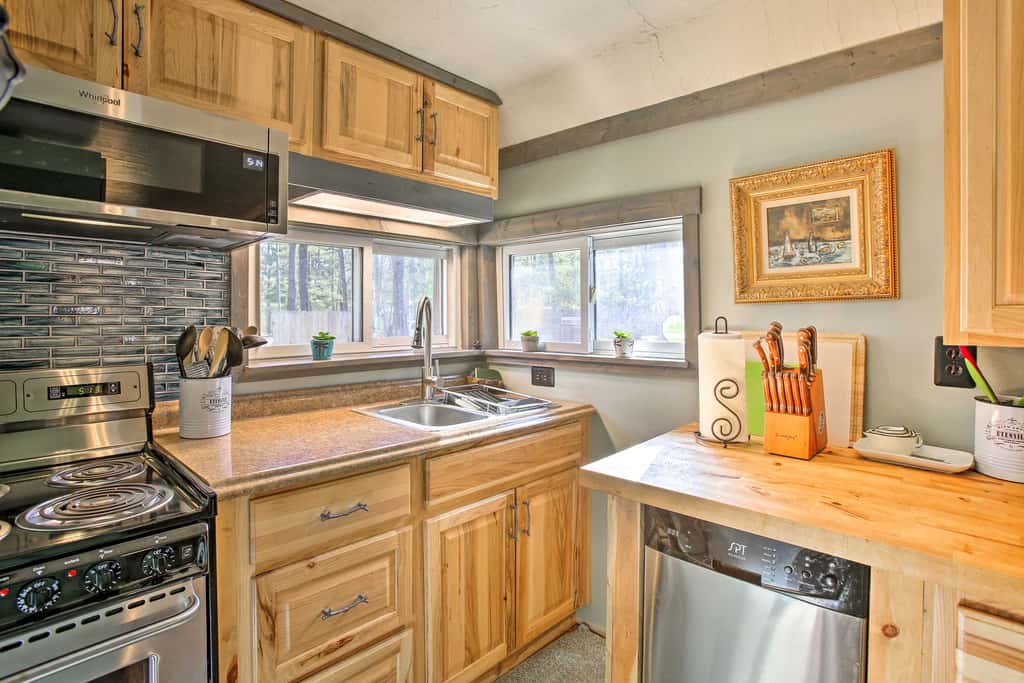 'Work, Play & Get Away Cabin' Near Higgins Lake!