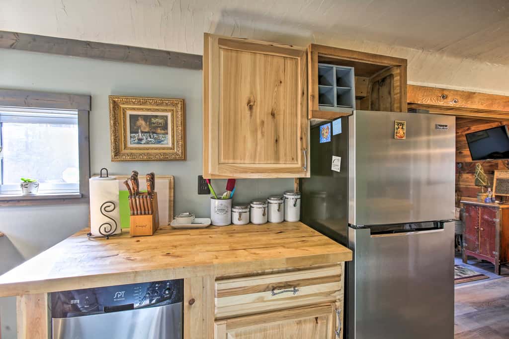 'Work, Play & Get Away Cabin' Near Higgins Lake!