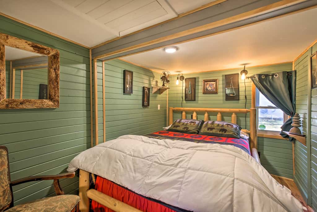'Work, Play & Get Away Cabin' Near Higgins Lake!