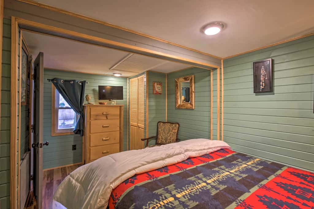 'Work, Play & Get Away Cabin' Near Higgins Lake!