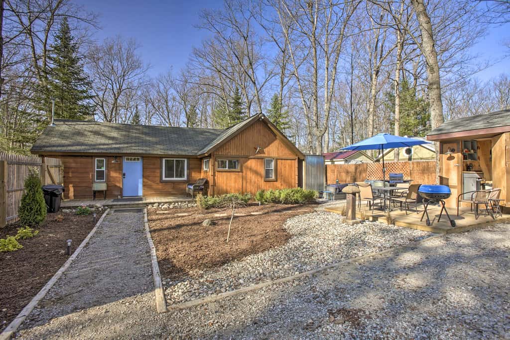 'Work, Play & Get Away Cabin' Near Higgins Lake!
