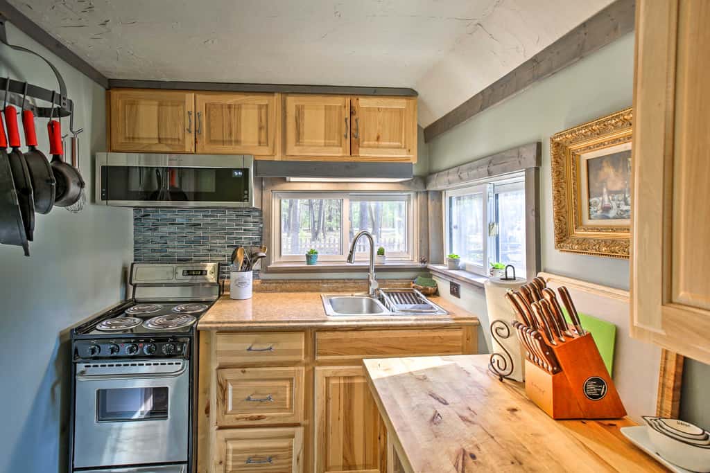 'Work, Play & Get Away Cabin' Near Higgins Lake!