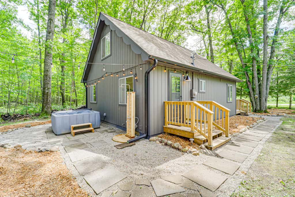 Roscommon Chalet w/ Hot Tub Near Higgins Lake!
