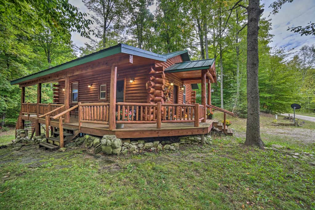 Updated Manistique Log Cabin, Yard & Fire Pit