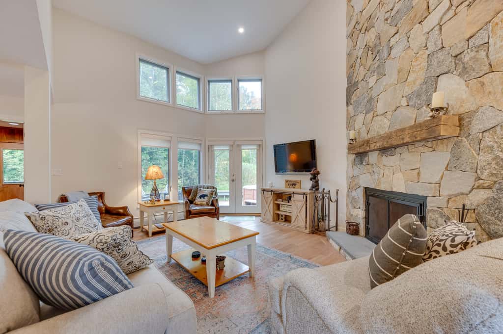 Ski-in Condo w/ Hot Tub on Burke Mtn Slopes!