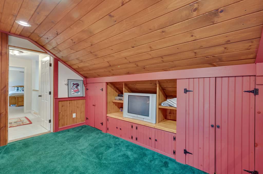 Ski-in Condo w/ Hot Tub on Burke Mtn Slopes!