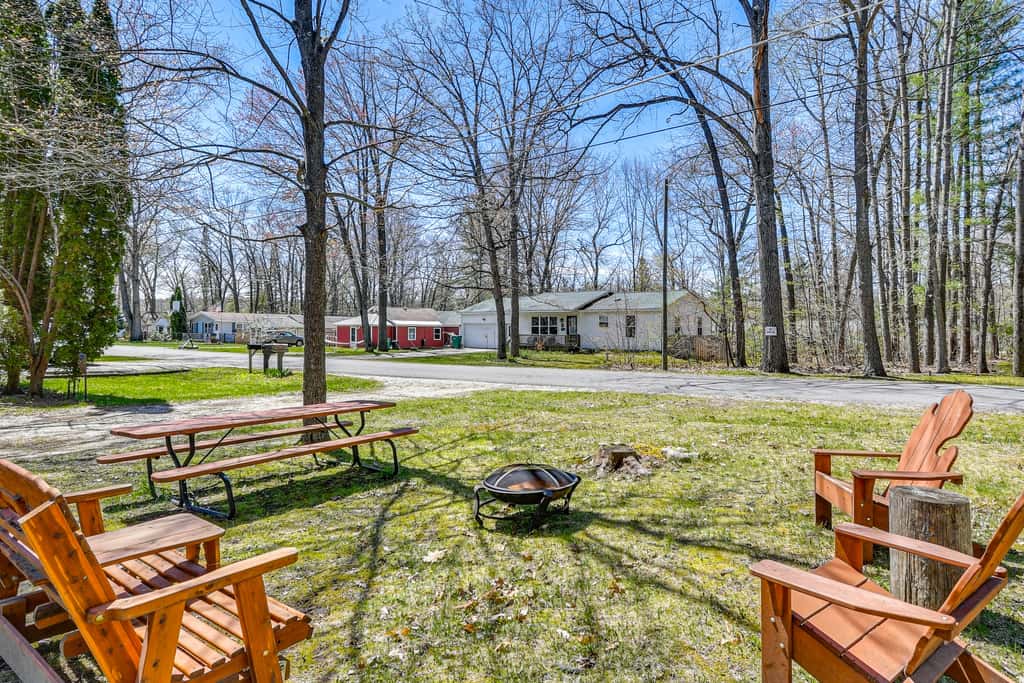 Family-Friendly Cottage: Walk to Lake Access!
