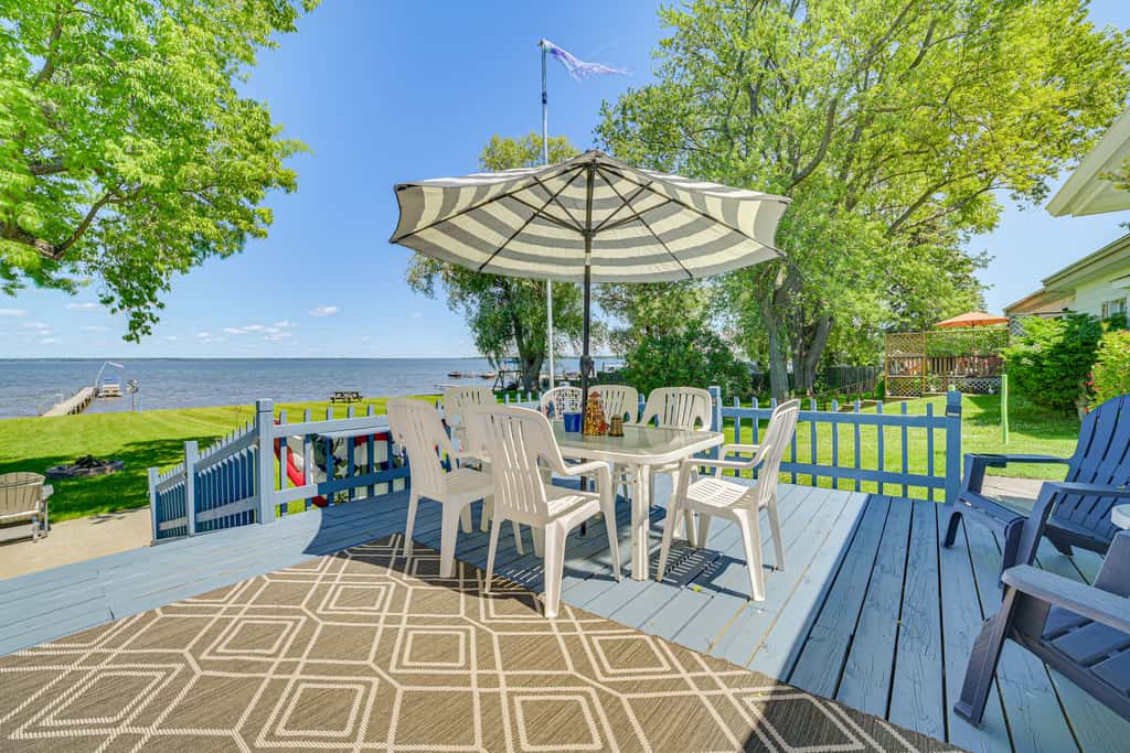 Houghton Lake Retreat: Dock, Boats & Views