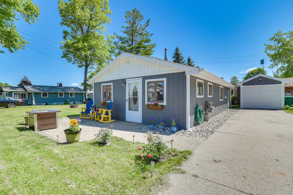 Houghton Lake Cottage w/ Patio: Walk to Waterfront