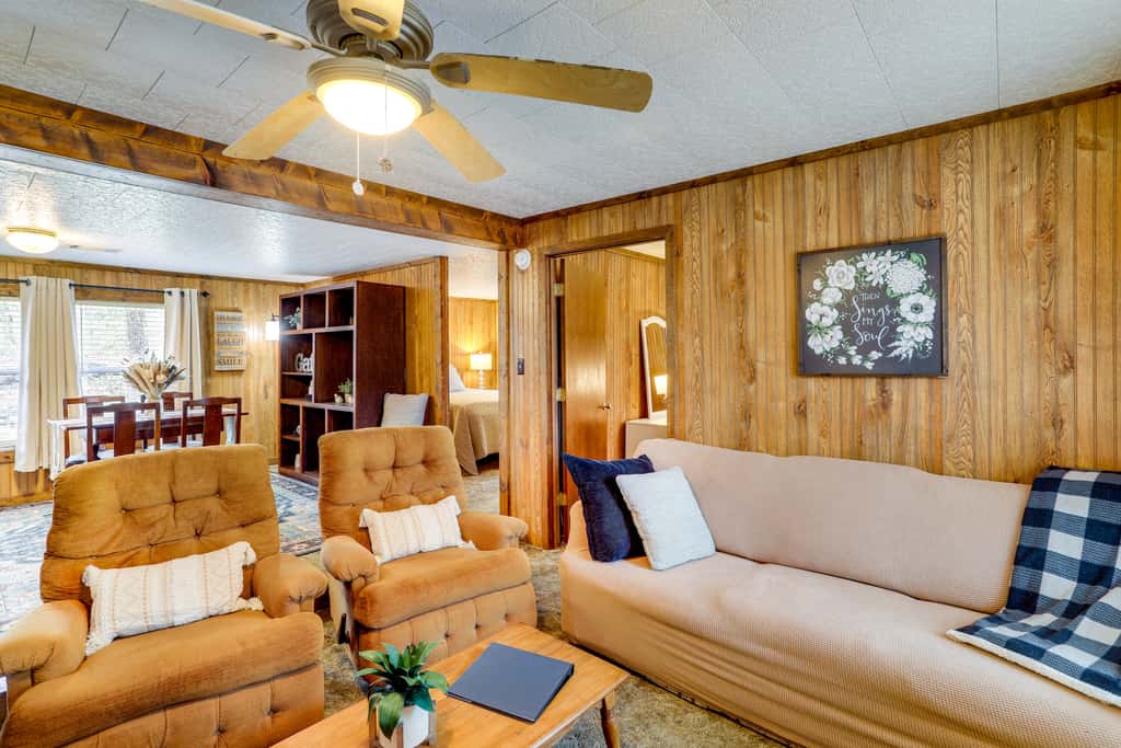Heber Springs Cabin w/ Deck: 3 Mi to Sugarloaf Mtn