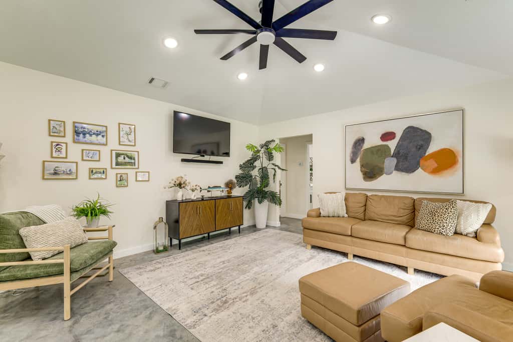 Modern-Style Home w/ Patio, Near Greers Ferry Lake
