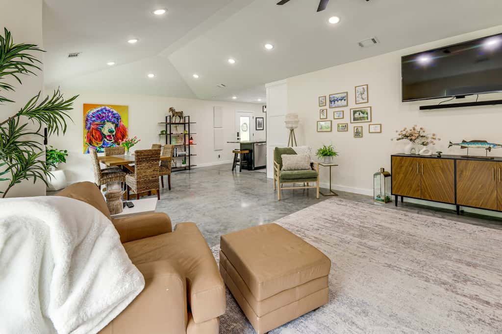 Modern-Style Home w/ Patio, Near Greers Ferry Lake