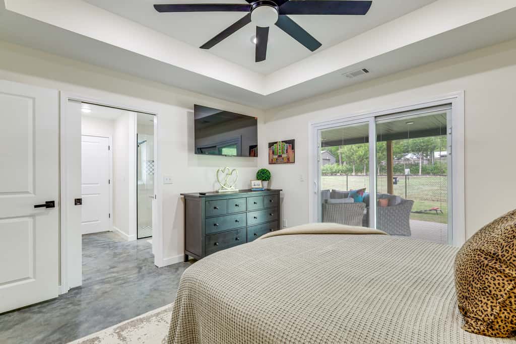 Modern-Style Home w/ Patio, Near Greers Ferry Lake