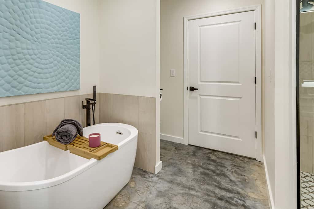 Modern-Style Home w/ Patio, Near Greers Ferry Lake