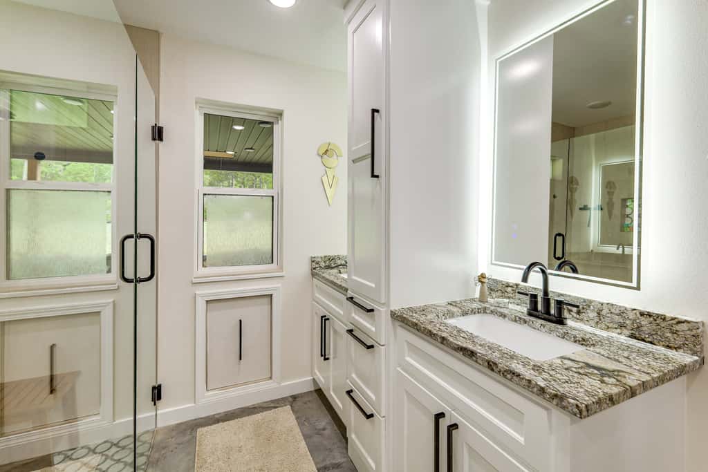 Modern-Style Home w/ Patio, Near Greers Ferry Lake