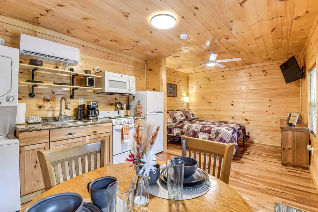 ‘Hudson’s Hideaway Cabin’ on Creek in Beattyville!