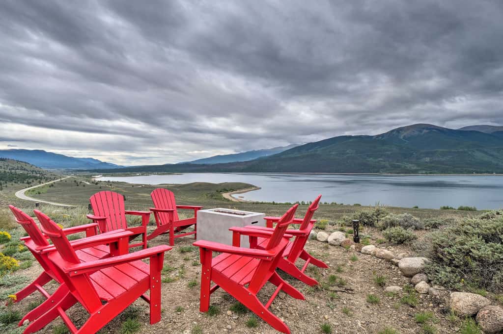 Breathtaking Views: Twin Lakes Retreat w/ Deck