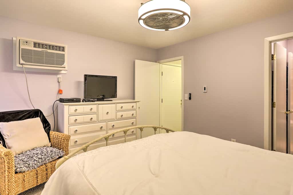 The Shores Condo w/ Beach Access < 2 Mi to Dtwn!