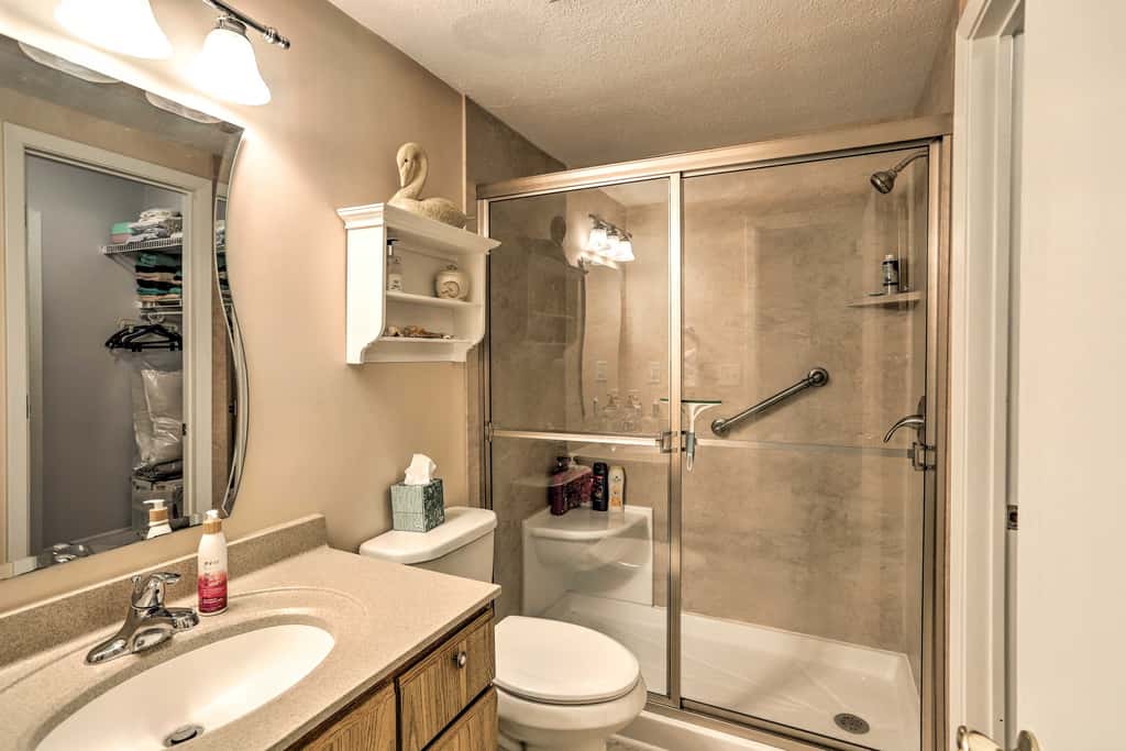 The Shores Condo w/ Beach Access < 2 Mi to Dtwn!