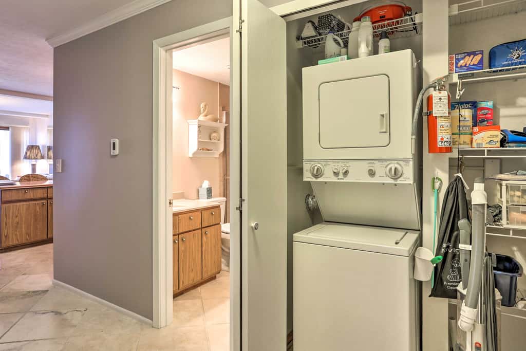 The Shores Condo w/ Beach Access < 2 Mi to Dtwn!