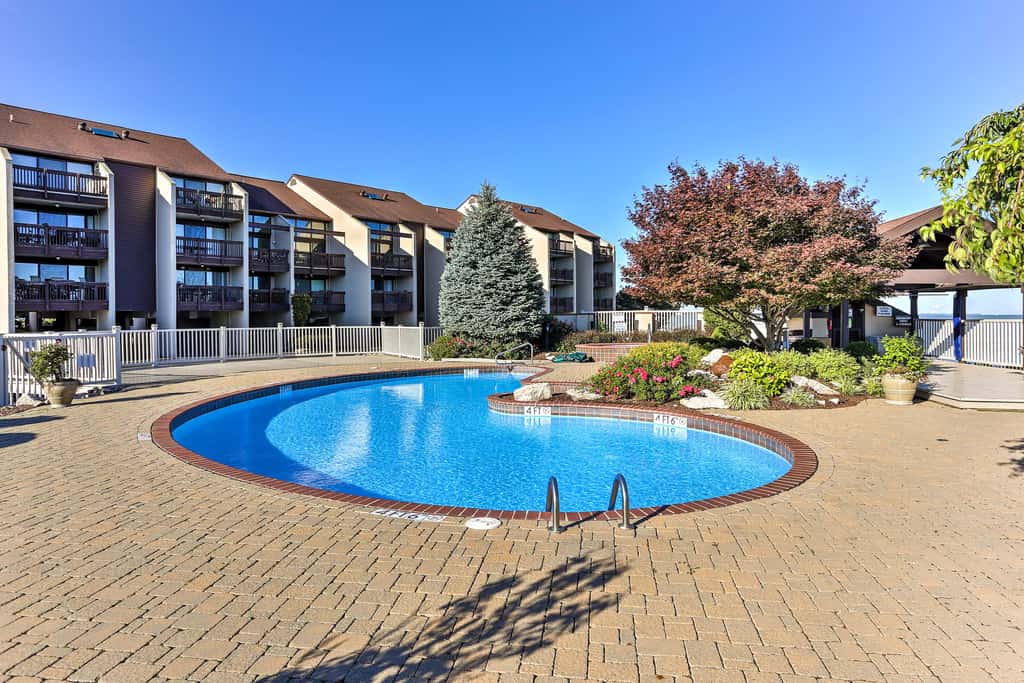 The Shores Condo w/ Beach Access < 2 Mi to Dtwn!