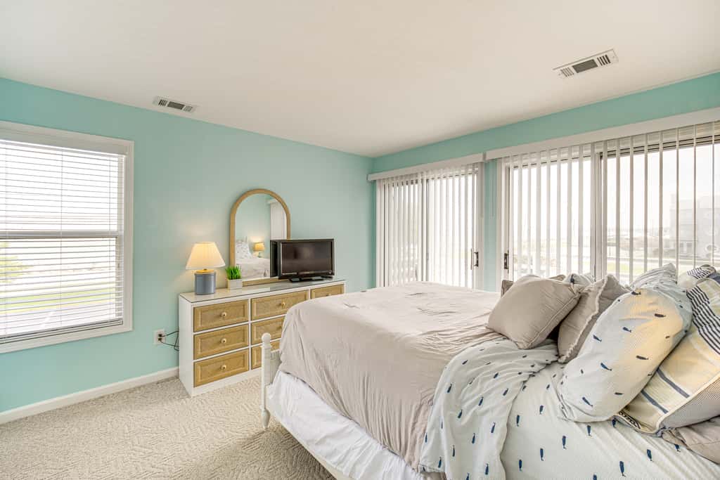 1 Mi to Ferry: Port Clinton Condo w/ Beach View!