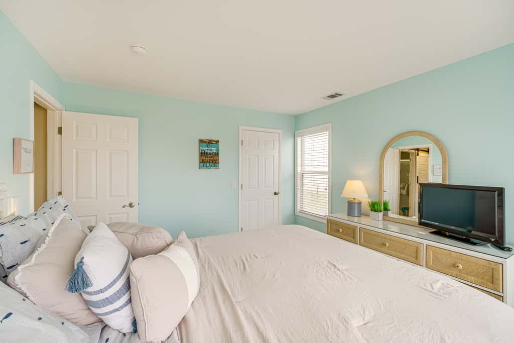 1 Mi to Ferry: Port Clinton Condo w/ Beach View!