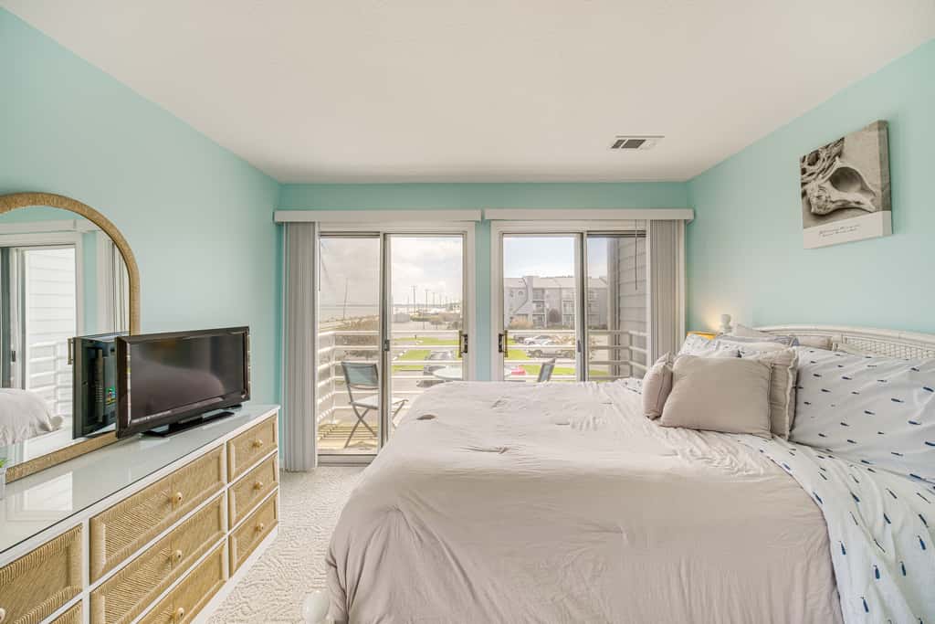1 Mi to Ferry: Port Clinton Condo w/ Beach View!