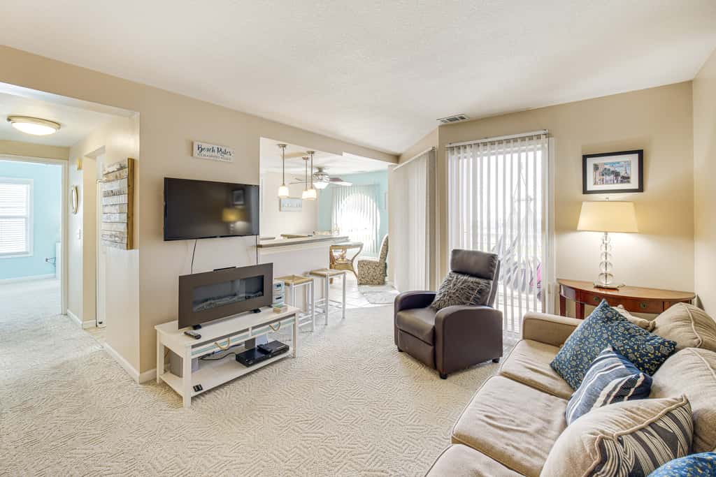 1 Mi to Ferry: Port Clinton Condo w/ Beach View!
