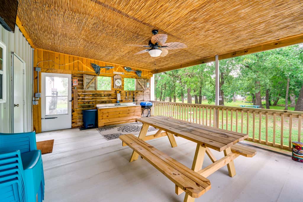 1 Mi to Lake Texoma Access: Home w/ Deck