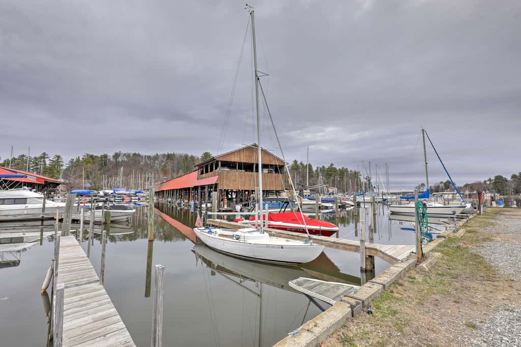 Walk to Marina: Cute Gilford Cottage w/ Grill