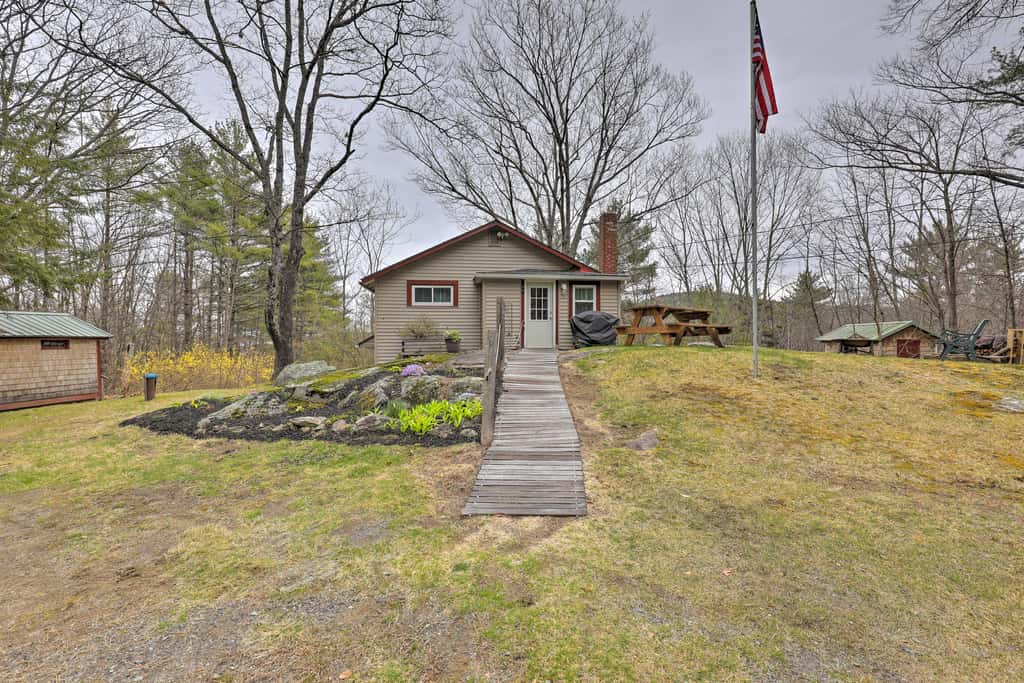 Walk to Marina: Cute Gilford Cottage w/ Grill