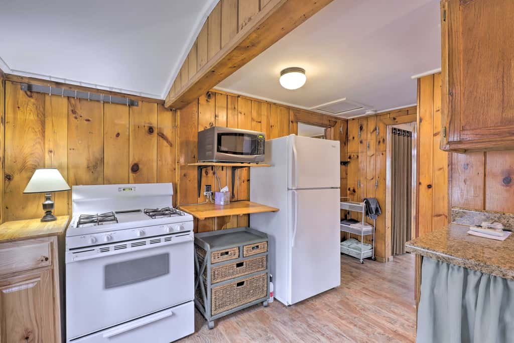 Walk to Marina: Cute Gilford Cottage w/ Grill