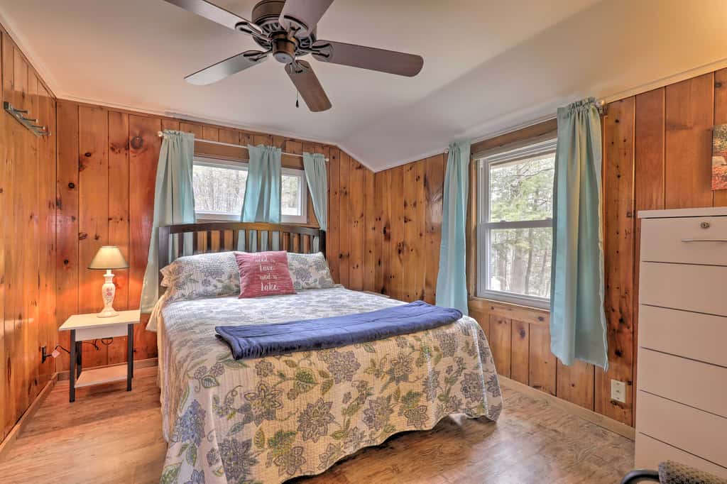 Walk to Marina: Cute Gilford Cottage w/ Grill