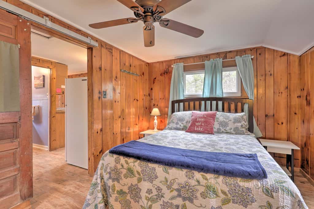 Walk to Marina: Cute Gilford Cottage w/ Grill