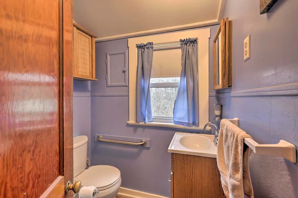 Walk to Marina: Cute Gilford Cottage w/ Grill
