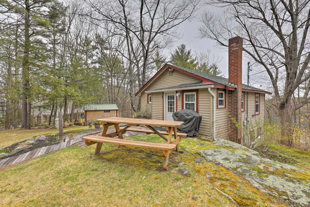 Walk to Marina: Cute Gilford Cottage w/ Grill