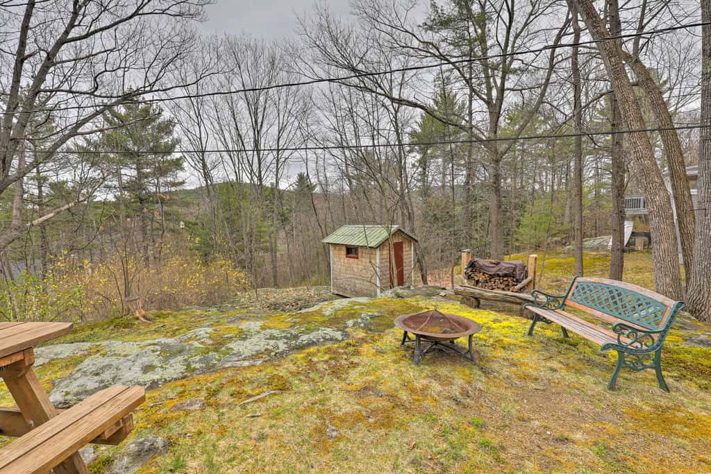 Walk to Marina: Cute Gilford Cottage w/ Grill