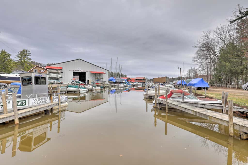 Walk to Marina: Cute Gilford Cottage w/ Grill
