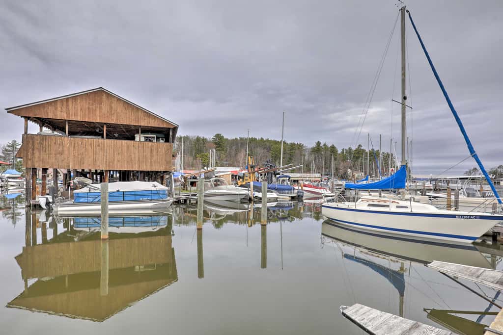 Walk to Marina: Cute Gilford Cottage w/ Grill