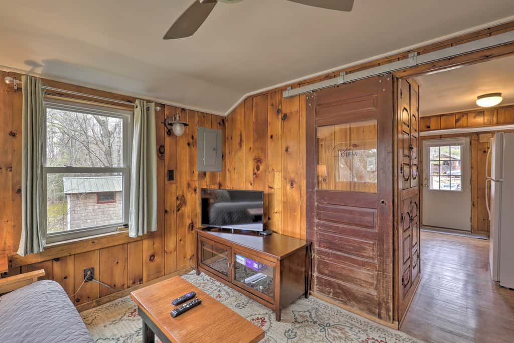 Walk to Marina: Cute Gilford Cottage w/ Grill