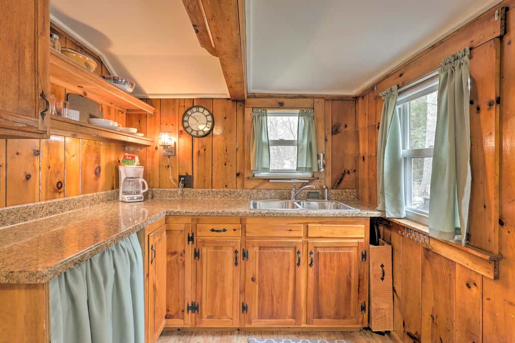 Walk to Marina: Cute Gilford Cottage w/ Grill