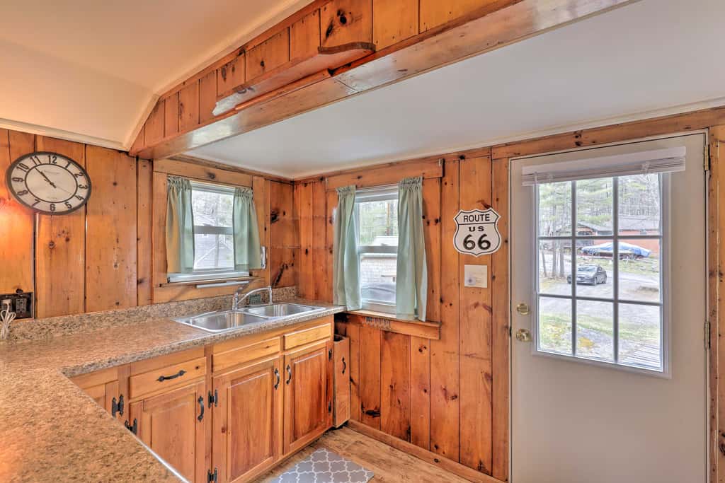 Walk to Marina: Cute Gilford Cottage w/ Grill