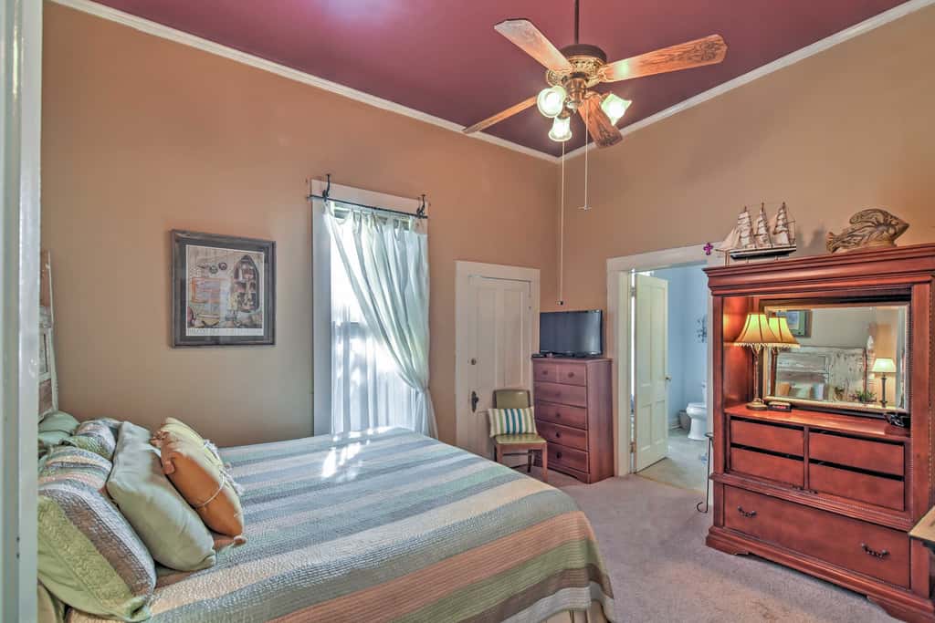 Charming Gulfport Getaway Only 3 Blocks to Beach!