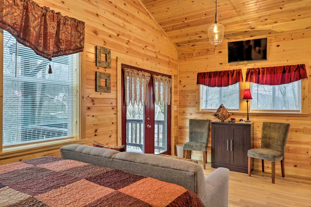 Cozy Heber Springs Cabin w/ Deck & Dock!