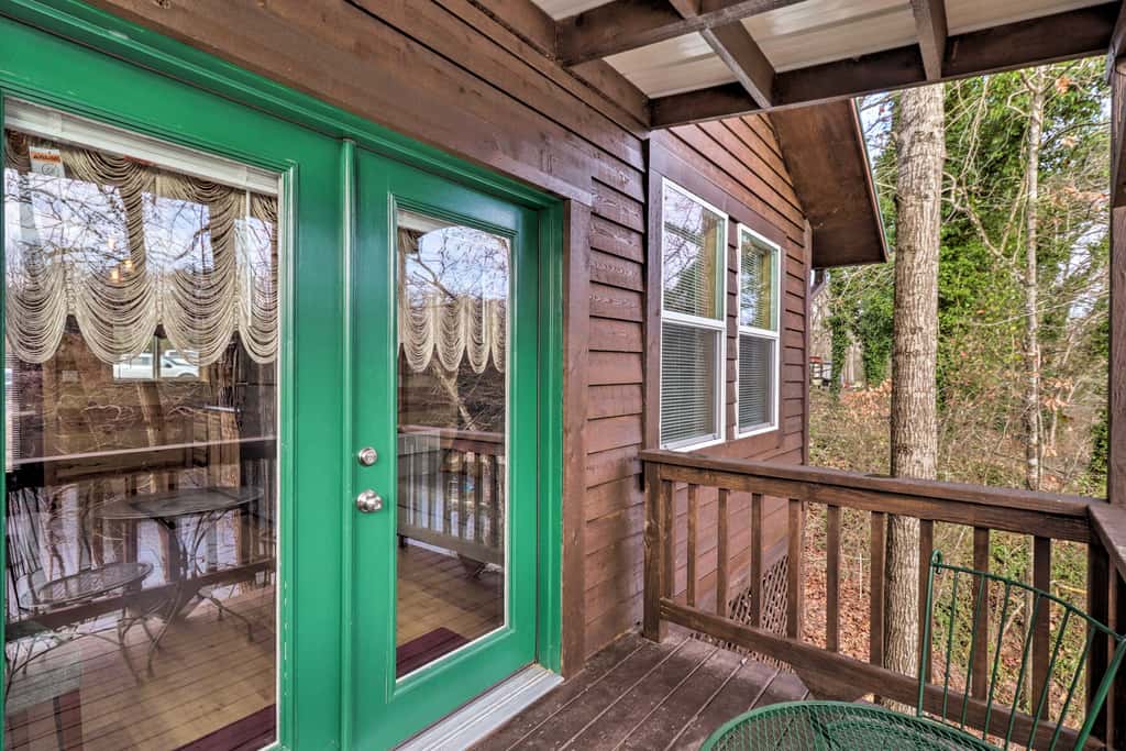 Cozy Heber Springs Cabin w/ Deck & Dock!