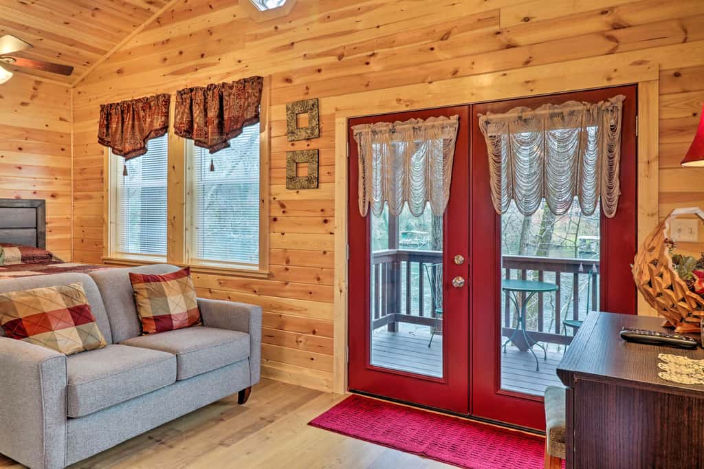 Cozy Heber Springs Cabin w/ Deck & Dock!