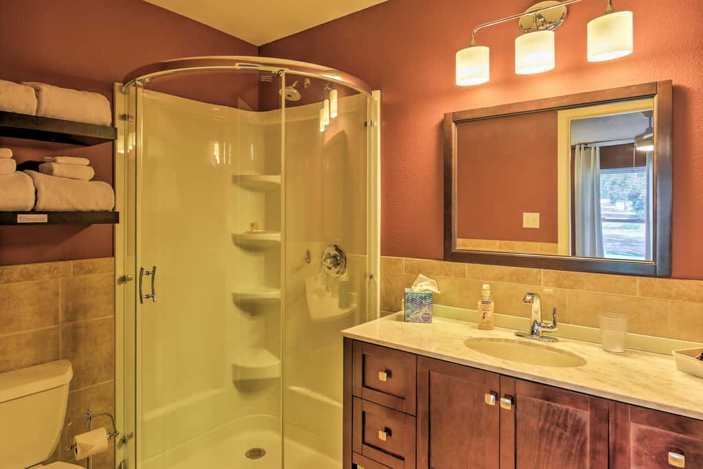 Pottsboro Home on 2 Acres w/ Hot Tub, Near Marina!