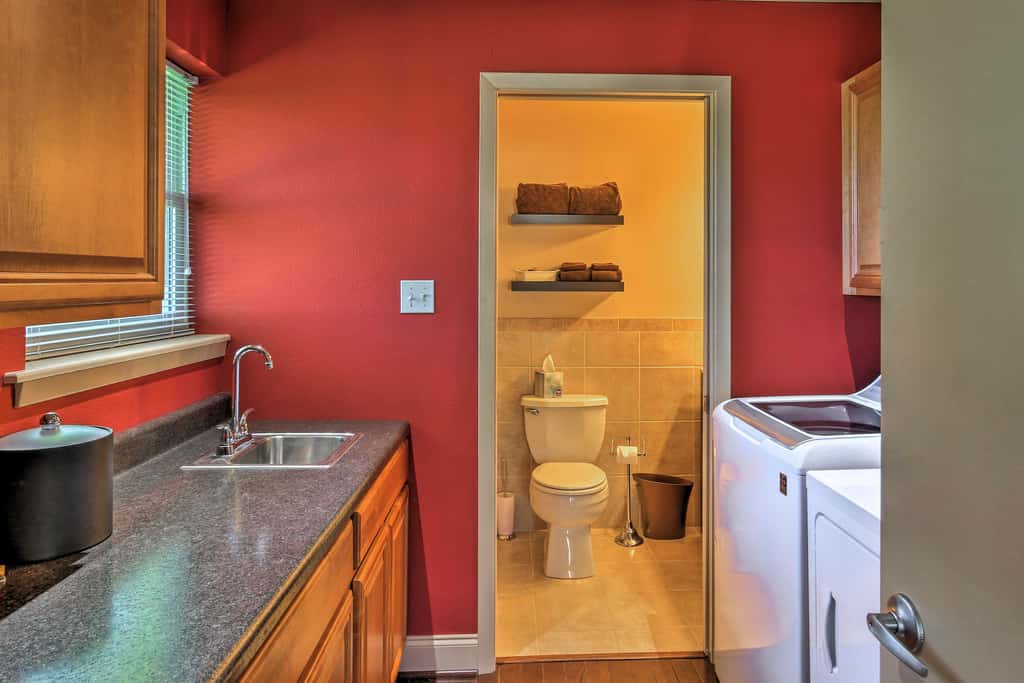 Pottsboro Home on 2 Acres w/ Hot Tub, Near Marina!