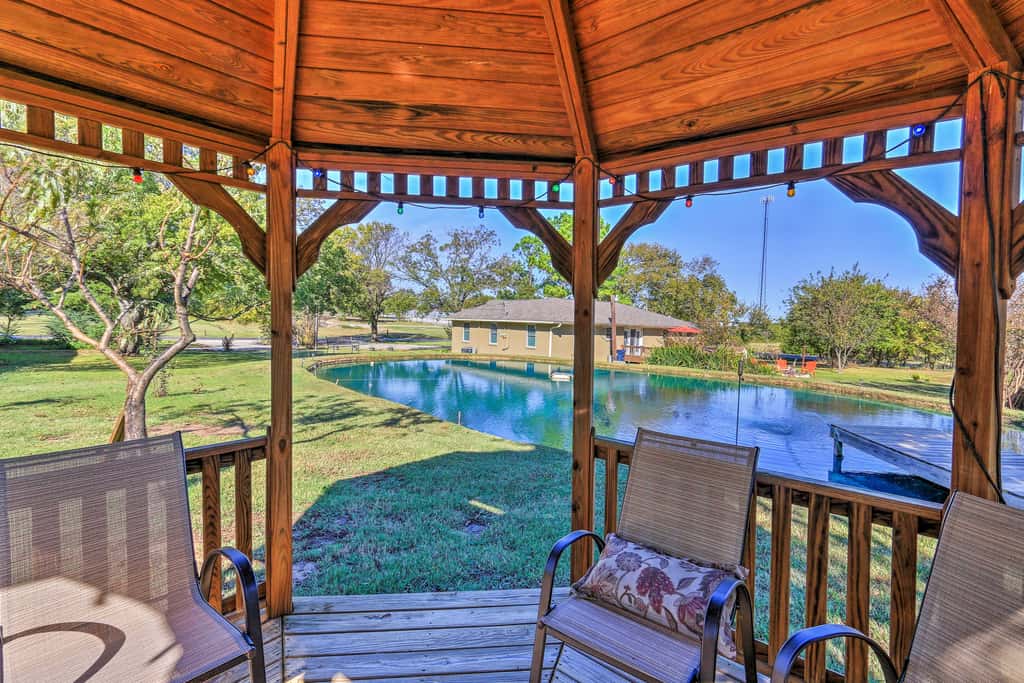 Pottsboro Home on 2 Acres w/ Hot Tub, Near Marina!